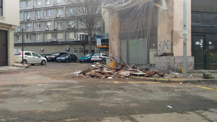 Тераса на стара сграда рухна в центъра на Бургас 
