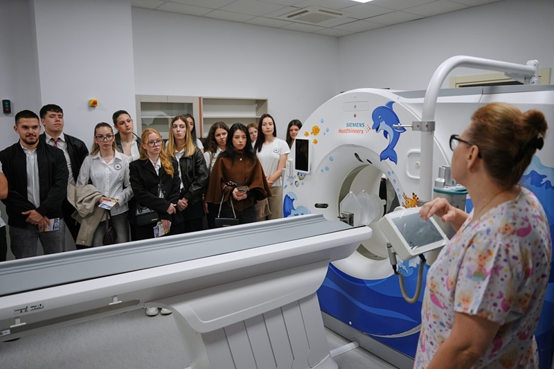 600 млади бургазлии разгледаха новата Детска болница в Бургас 