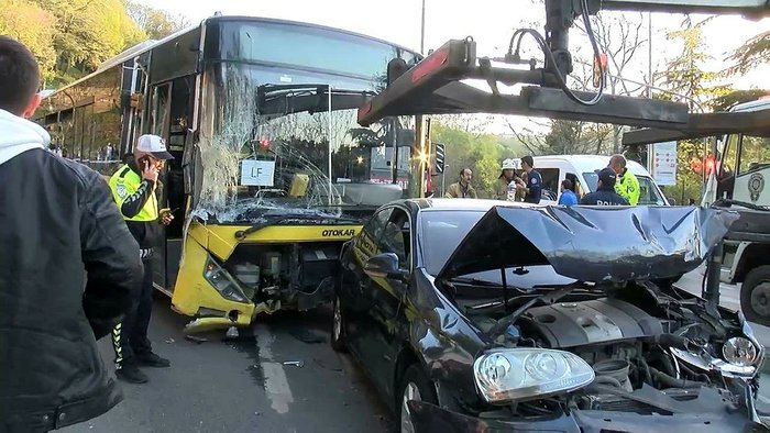 Автобус помете 16 коли в Истанбул, има ранени