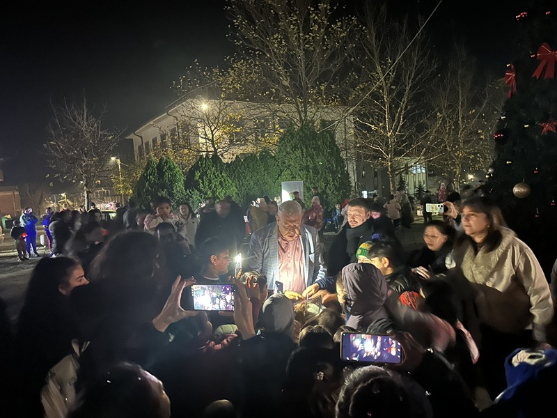 Кметът Иван Кичев и десетки деца запалиха светлините на елхата в Средец (снимки и видео)