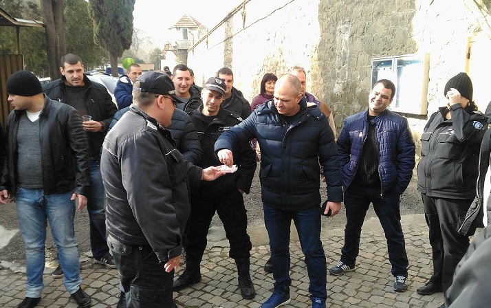 Бургаски надзиратели черпят с локум, за да има какво да разтягат политиците