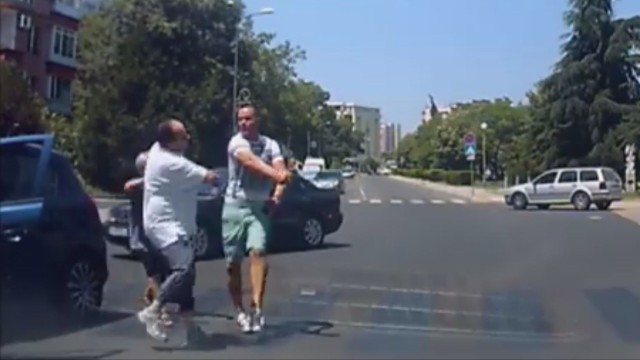 Липсваща пешеходна пътека причини бой на бургаско кръстовище