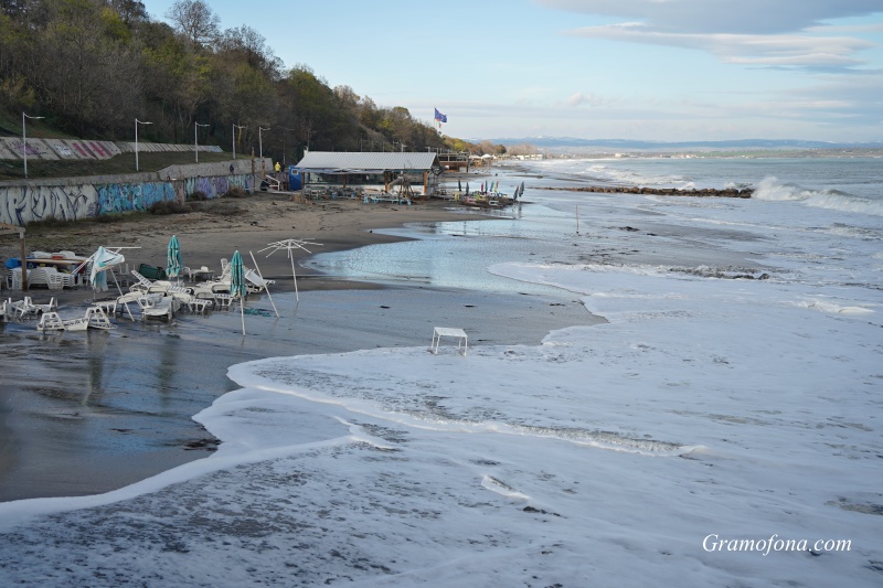 Огромни вълни причиниха щети на плажа в Бургас (СНИМКИ)