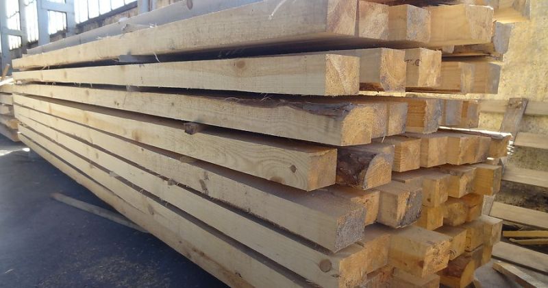 Разкриха кой краде дървени греди от строителен обект в Бургас