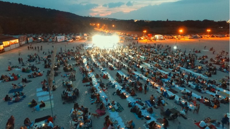 „Най-дългата вечеря на плажа“ събира варненци за шести път