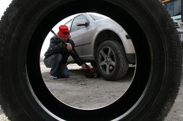 Задържаха 27-годишен заради масов погром на автомобили в „Меден рудник”