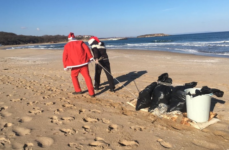 Дядо Коледовци изнесоха чували с боклуци от плаж Аркутино