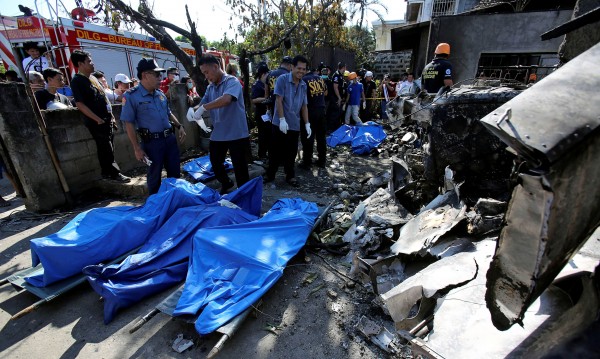 Самолет се вряза в къща край Филипините