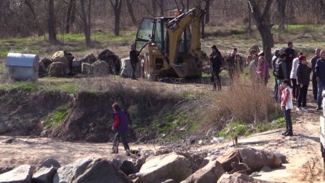 Жива верига срещу багери в Черноморец