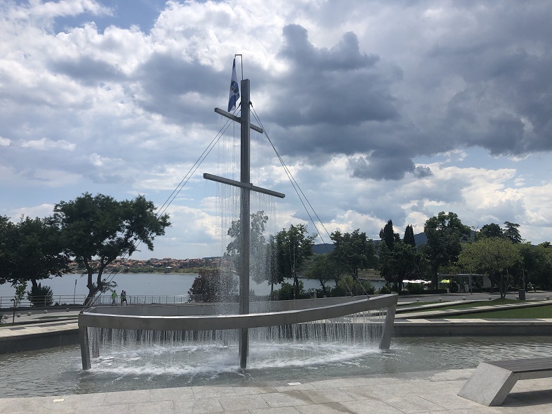 Уникална водна скулптура в центъра на Царево