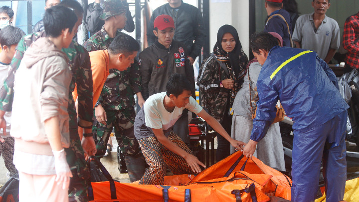 Евакуация на островите Ява и Сулавеси, жертвите на цунамито са над 280