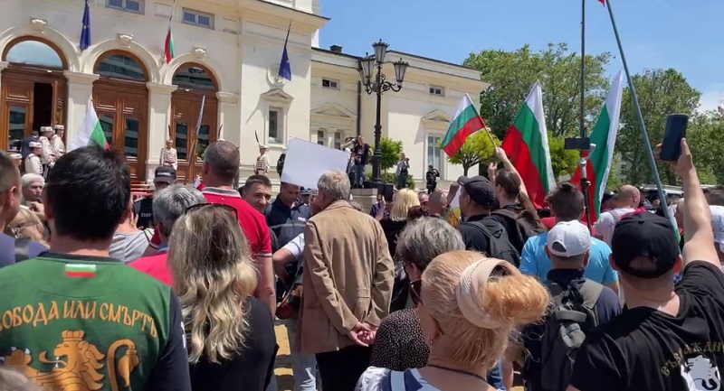 Кабинетът Денков-Габриел: Посрещат депутатите с червен килим и протест