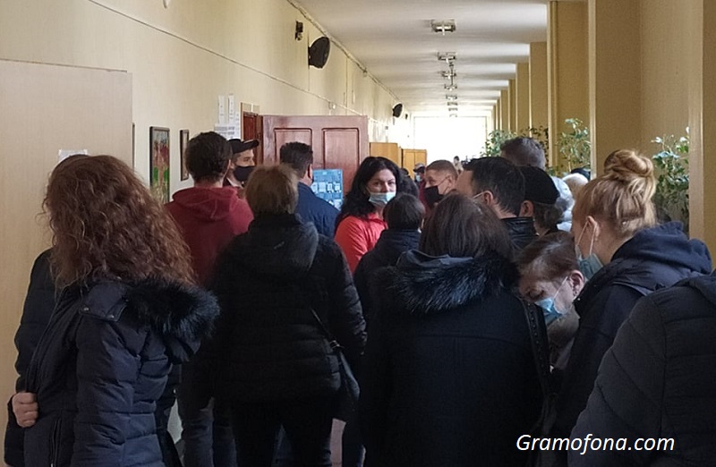 Опашки пред изборните секции в Славейков