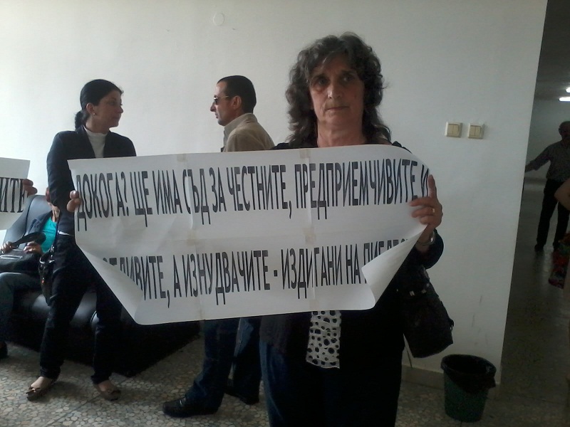 Не пуснаха журналисти и роднини на убиеца Любомир Симеонов в съдебната зала. Прекалено тясна била