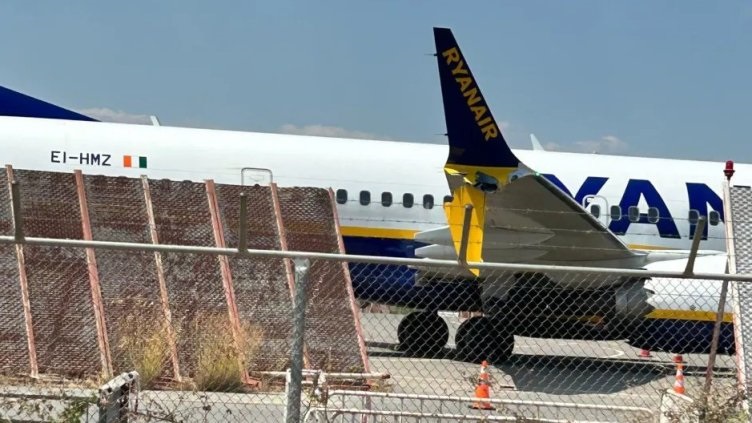 Самолет на Ryanair се вряза в ограда на летище в Гърция