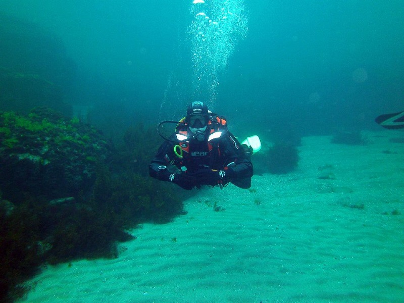 Водолази чистят морето около Света Анастасия