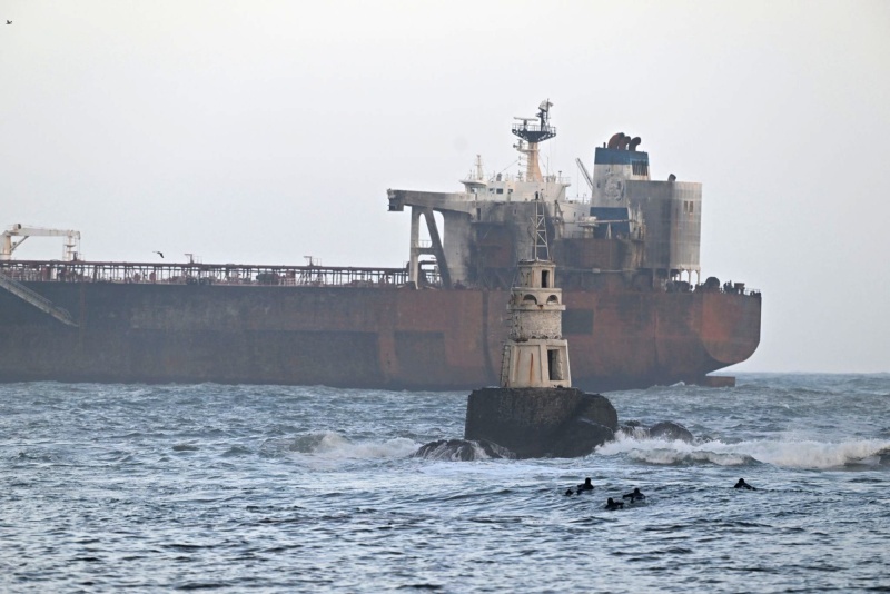 Трима души от екипажа на заседналия край Ахтопол кораб са евакуирани