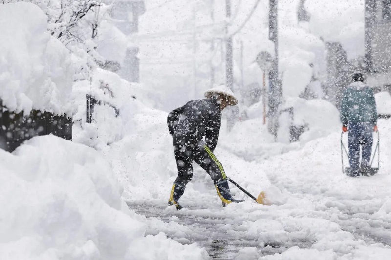 Снеговалежи в Япония отнеха живота на 8 души