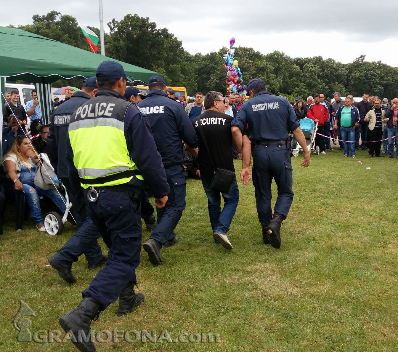 На празника в Руен: Изведоха с полиция мъж, искал да се оплаче на Мустафа Карадайъ