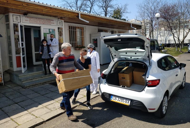 Белодробната болница в Бургас дари храни на нуждаещите се