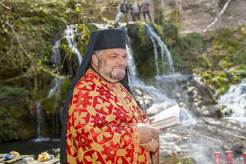 Свето кръщение във водите край водопад Докузак – магията на Странджа за най-святия ритуал