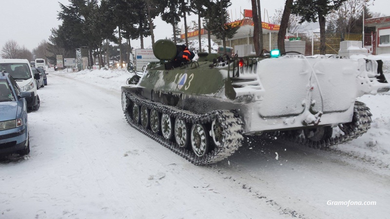 С военна техника вадят коли от преспите в Бургаско