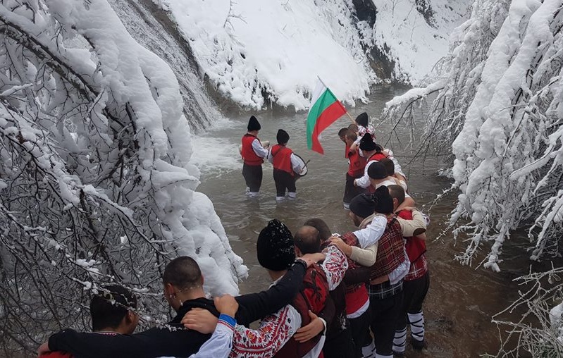 За първи път в Странджа: Смелчаци играха мъжко хоро пред водопада Докузак (СНИМКИ)