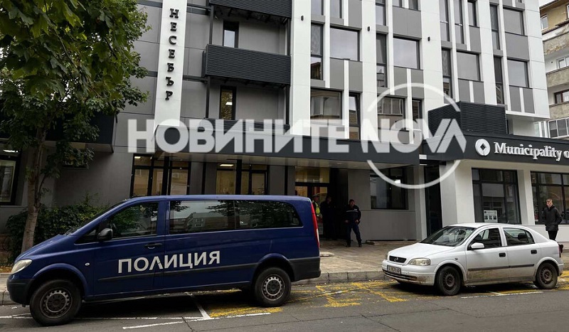 Полиция влезе в сградата на Община Несебър