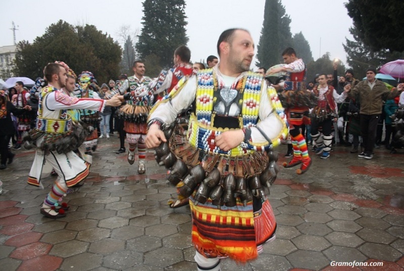 Съветници готови да се разделят със заплатите си, за да има кукерски фестивал в Бургас