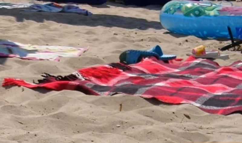 С родопско одеяло вместо плажна кърпа в Поморие