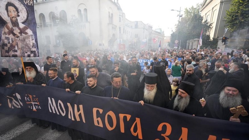 Хиляди на протест в Сърбия срещу провеждането на гей парад