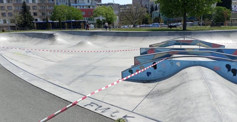 Оградиха с ленти скейт парка в Бургас