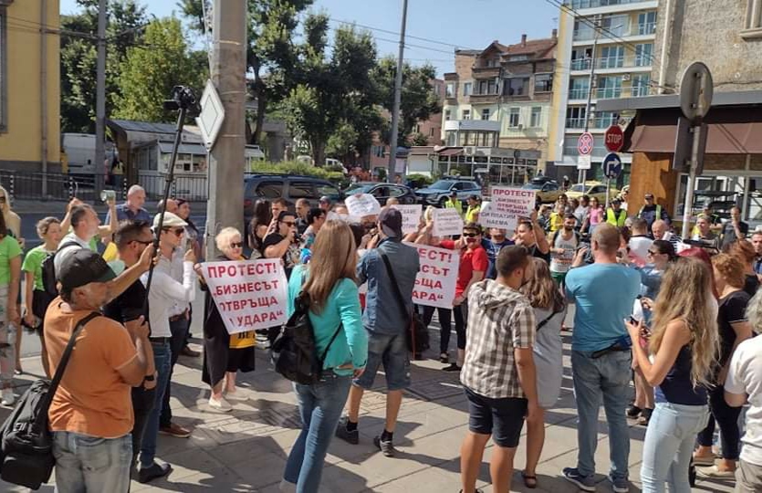 Бизнесът в Бургас протестира