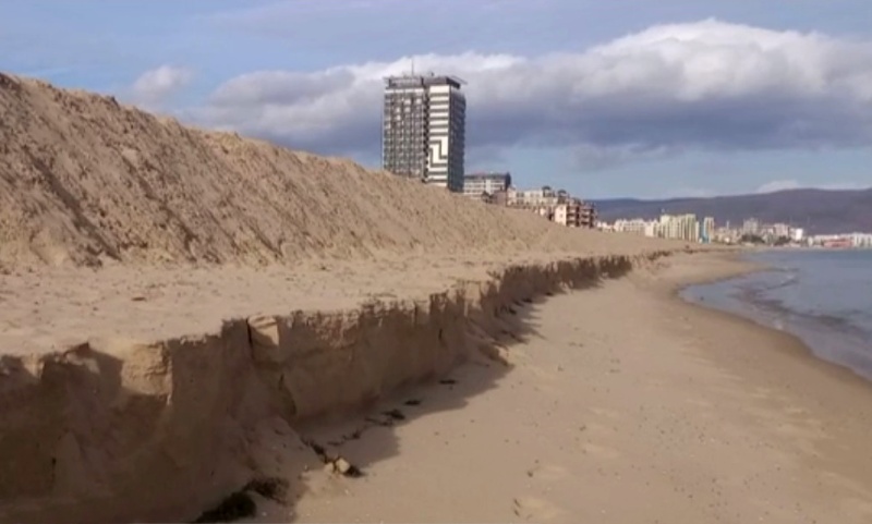 Огромни пясъчни диги будят тревога в Слънчев бряг
