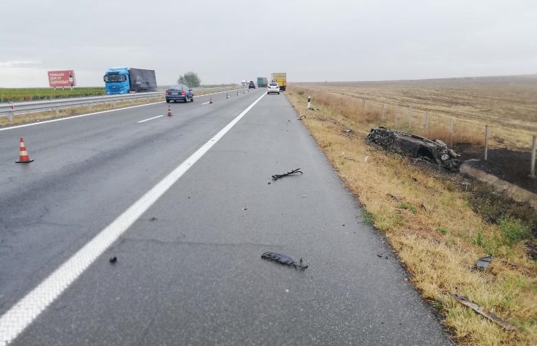 Кола изгоря, а двама загинаха при жестока катастрофа на магистрала Тракия
