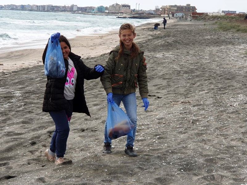Доброволци събраха 220 кила отпадъци от плаж в Поморие