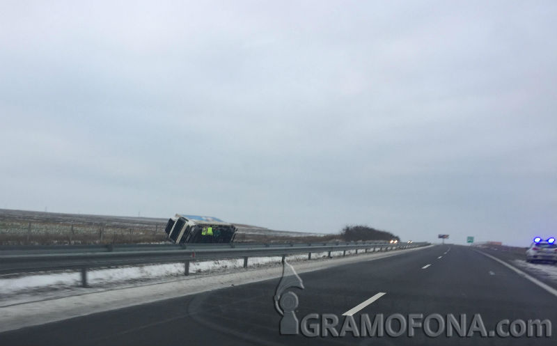 Затварят АМ Тракия в платното за Бургас, заради аварирал тир