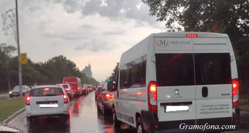Наводнени улици и паднали клони парализираха трафика в Бургас