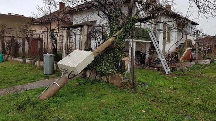 Ураганен вятър отнесе покриви във Враца 
