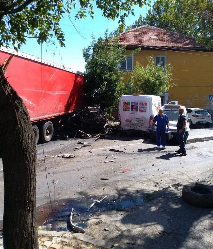 Спирачките на камиона в Айтос отказали, помел всичко по пътя си