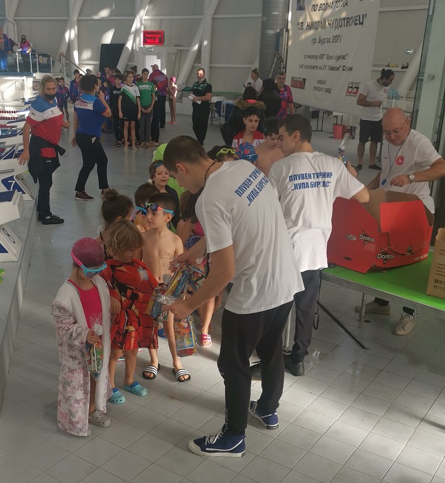 Наградиха 285 млади плувци без публика в Бургас