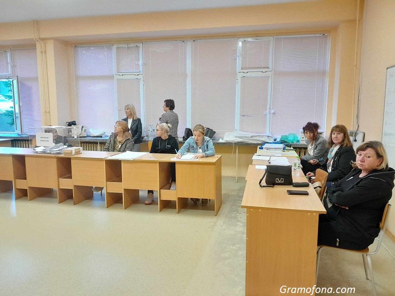 Празни коридори и липса на желаещи да гласуват в ОУ „Братя Миладинови”