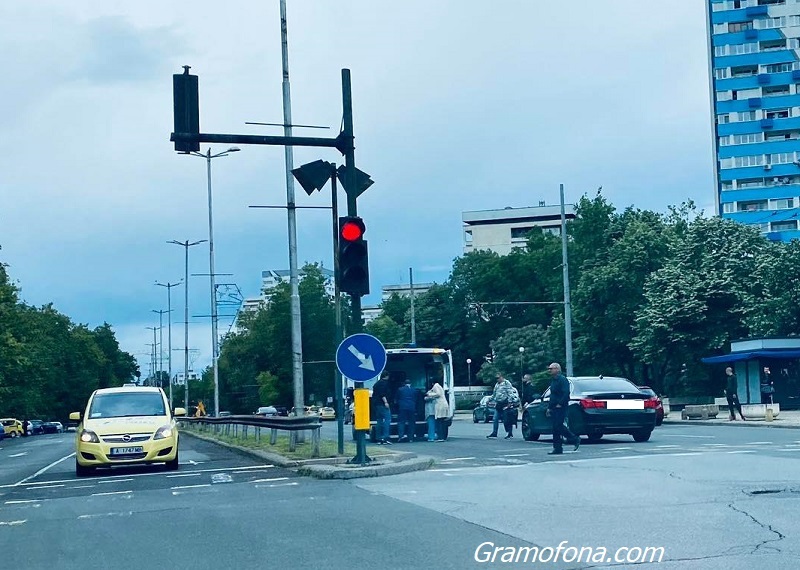 Блъсната възрастна пешеходка на натоварено кръстовище