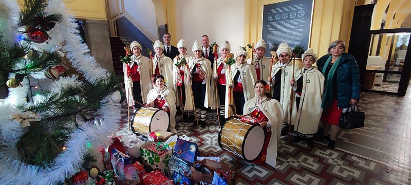 Коледарчета изпълниха Областна администрация Бургас с радостни емоции