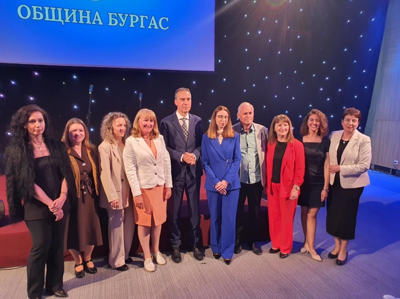 97 бургаски педагози получиха отличия на тържествена церемония по случай 24 май в Конгресния център