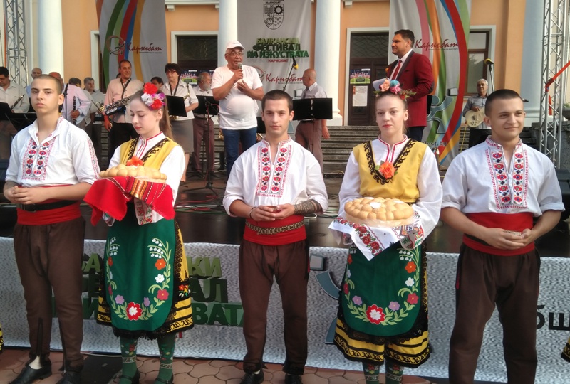 Карнобат посрещна с хляб и сол приятели от балканските народи /СНИМКИ/