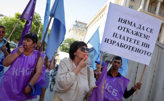 Строители на пътища си искат парите с блокада на центъра на София