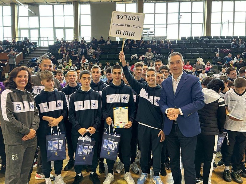 Кметът Димитър Николов награди най-добрите спортисти сред бургаските ученици в Деня на българския спорт