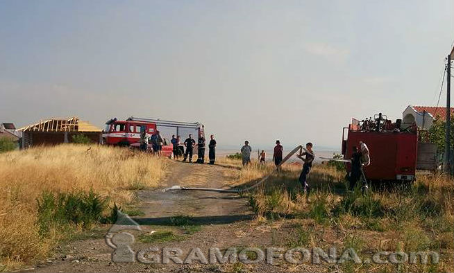 Пожарът край Банево не стихва, прехвърли се към местността Острицата 2