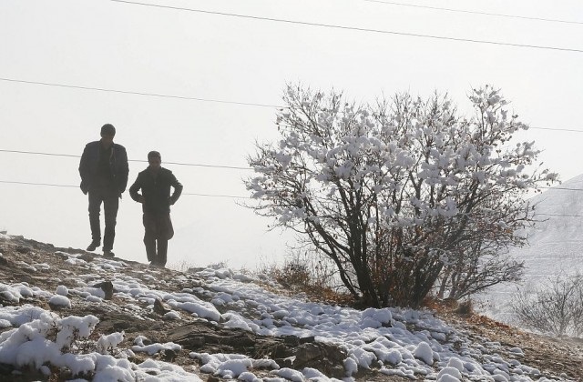 Снеговалежи и пясъчни бури връхлетяха Иран